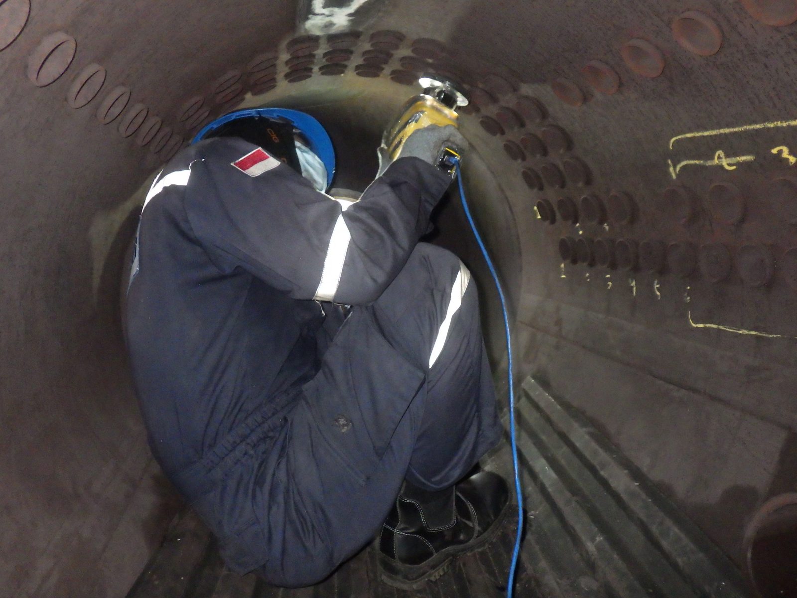 Inspector realizando un ensayo RPA en el interior del calderín de una caldera de tubos